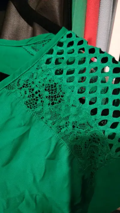 Blusa verde con encaje Alaniz talla M - miniatura 3