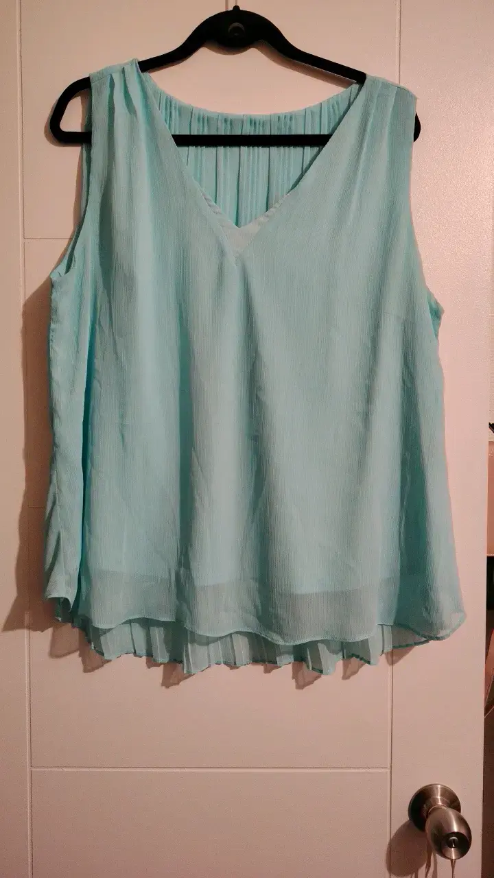 Blusa sin mangas azul claro con diseño plisado - 1