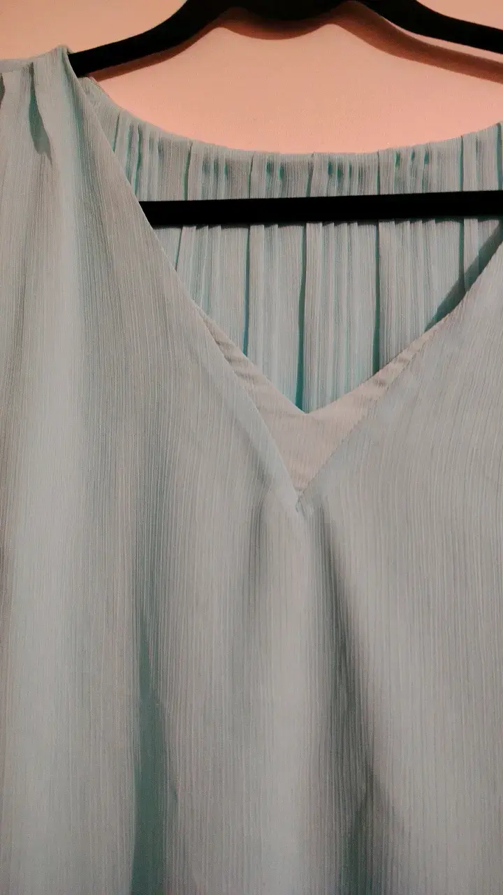 Blusa sin mangas azul claro con diseño plisado - 2