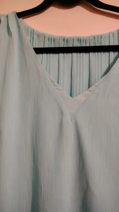 Blusa sin mangas azul claro con diseño plisado - miniatura 2