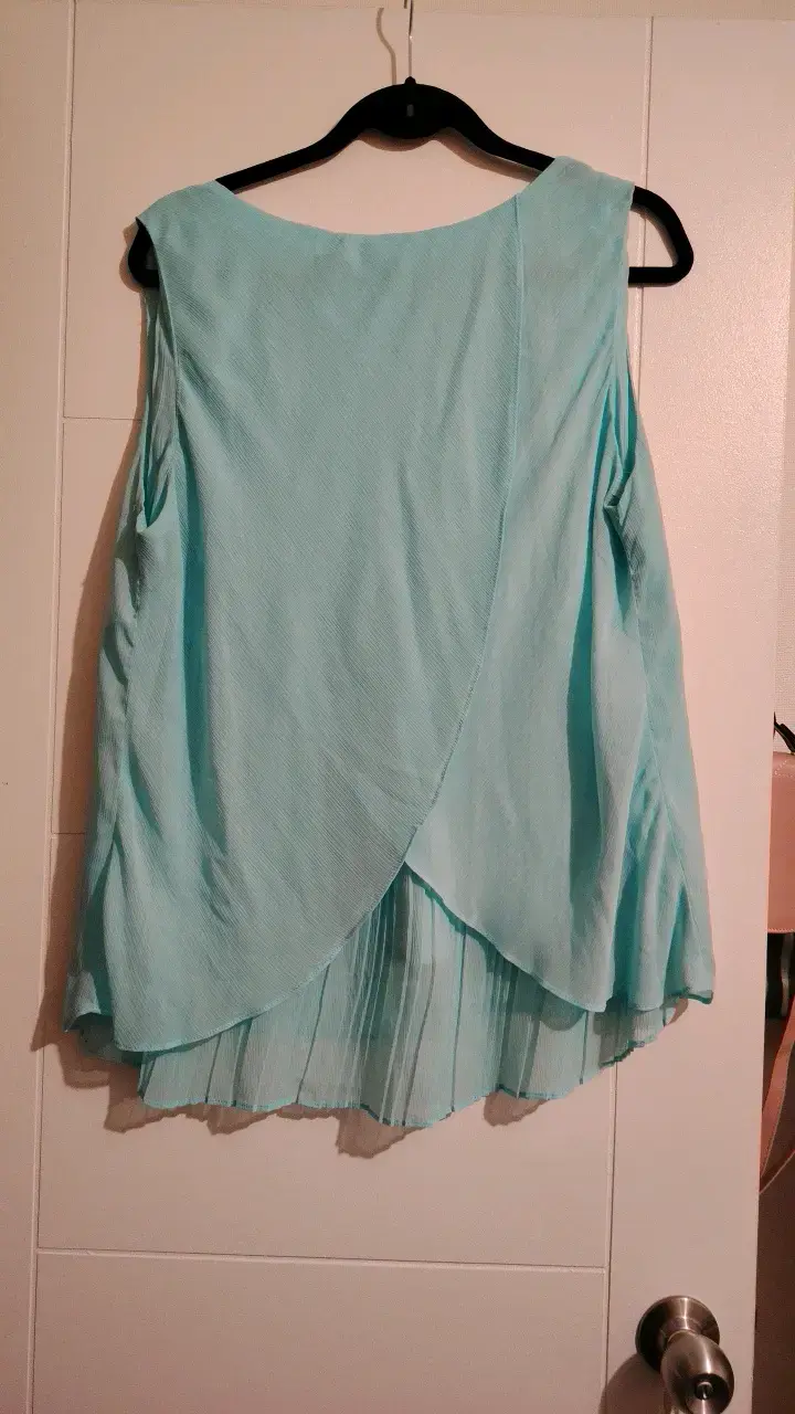 Blusa sin mangas azul claro con diseño plisado - 3