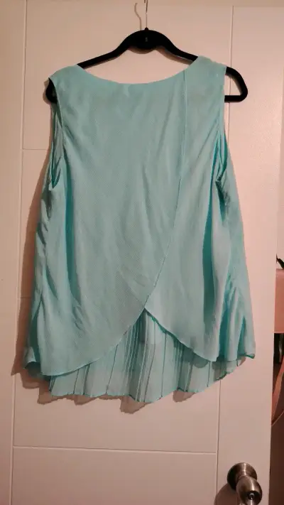 Blusa sin mangas azul claro con diseño plisado - miniatura 3