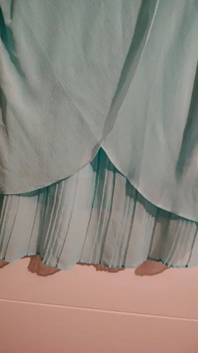 Blusa sin mangas azul claro con diseño plisado - miniatura 4