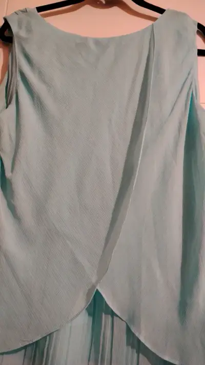 Blusa sin mangas azul claro con diseño plisado - miniatura 5