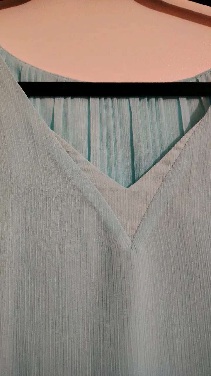 Blusa sin mangas azul claro con diseño plisado - 6