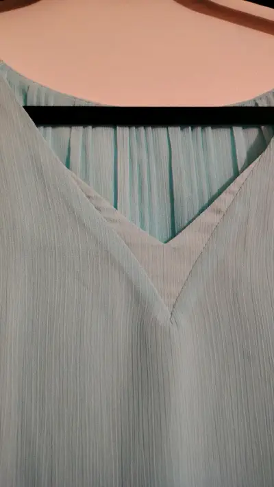 Blusa sin mangas azul claro con diseño plisado - miniatura 6