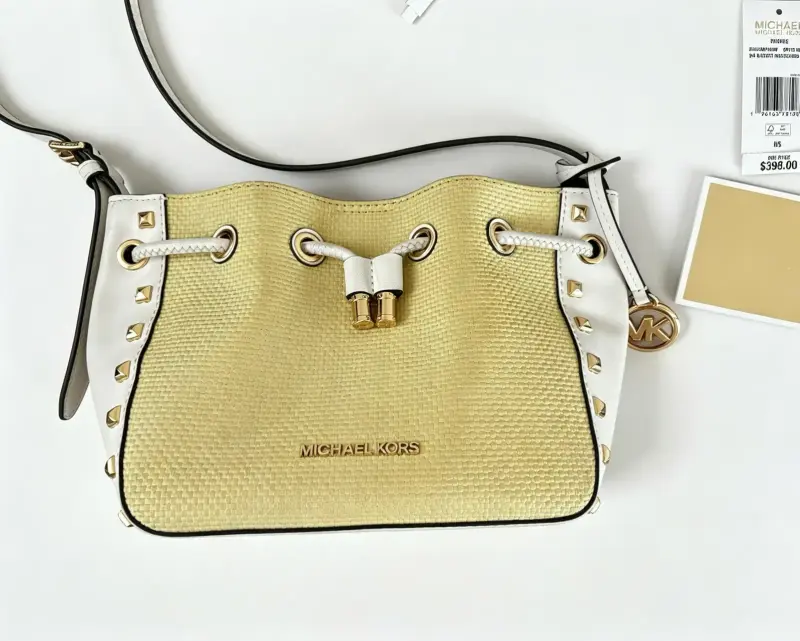 Bolso Michael Kors amarillo y blanco con detalles dorados - 1