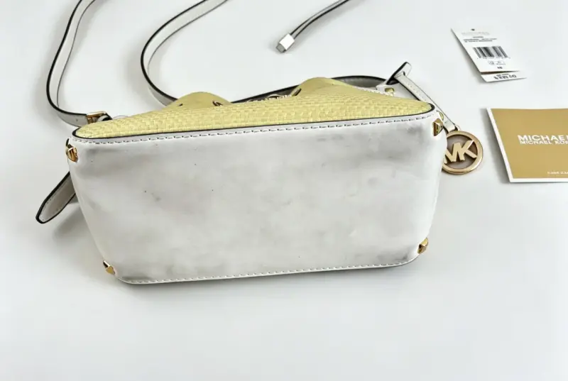 Bolso Michael Kors amarillo y blanco con detalles dorados - 2