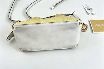 Bolso Michael Kors amarillo y blanco con detalles dorados - miniatura 2