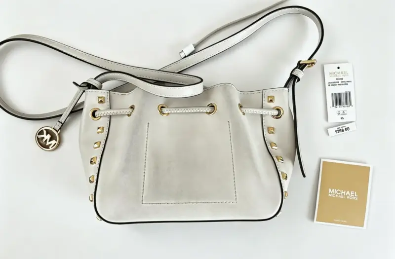 Bolso Michael Kors amarillo y blanco con detalles dorados - 3
