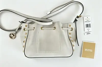 Bolso Michael Kors amarillo y blanco con detalles dorados - miniatura 3