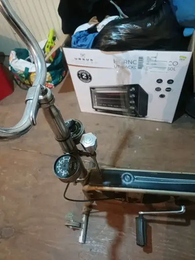 Bicicleta estática vintage con desgaste - miniatura 3