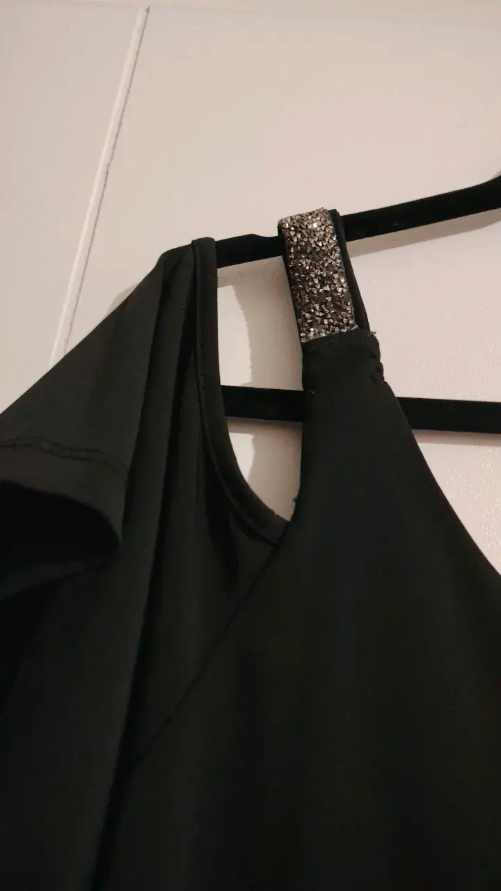 Blusa negra con tirantes brillantes para mujer - 2