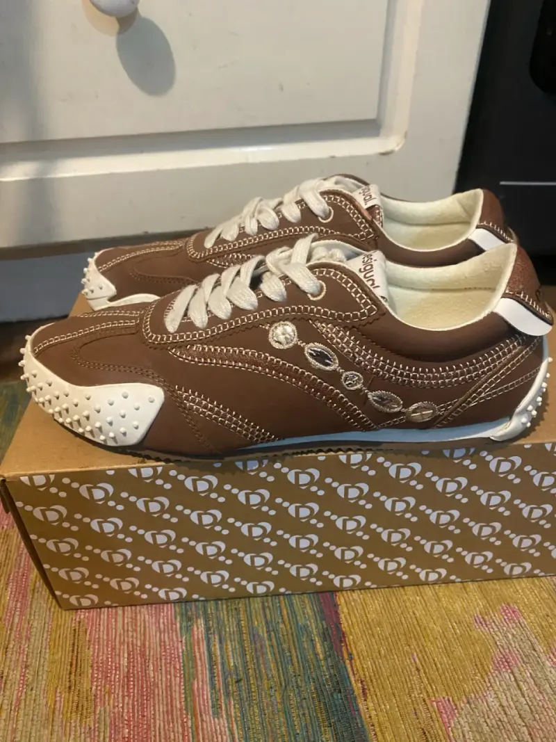 Zapatillas deportivas marrones Desigual con detalles - 2