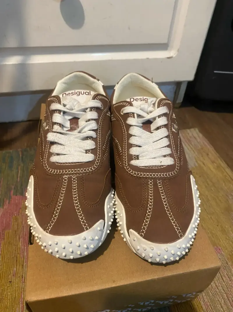 Zapatillas deportivas marrones Desigual con detalles - 3