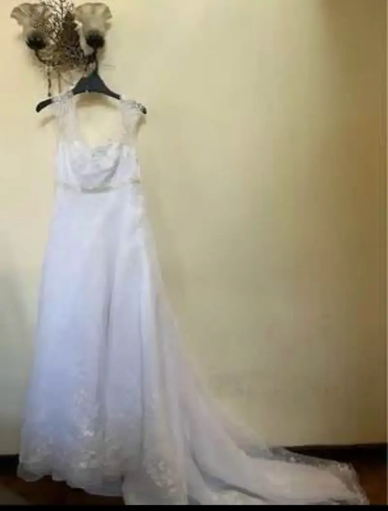 Vestido de novia blanco con encaje y cola larga - 1