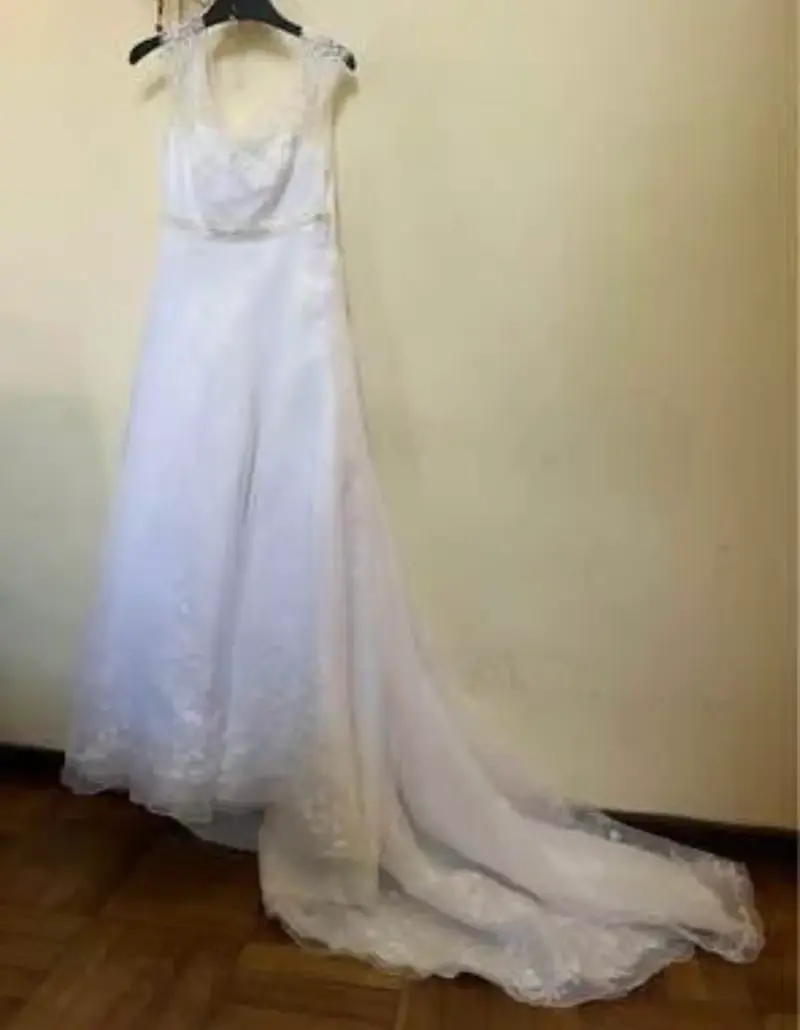 Vestido de novia blanco con encaje y cola larga - 2