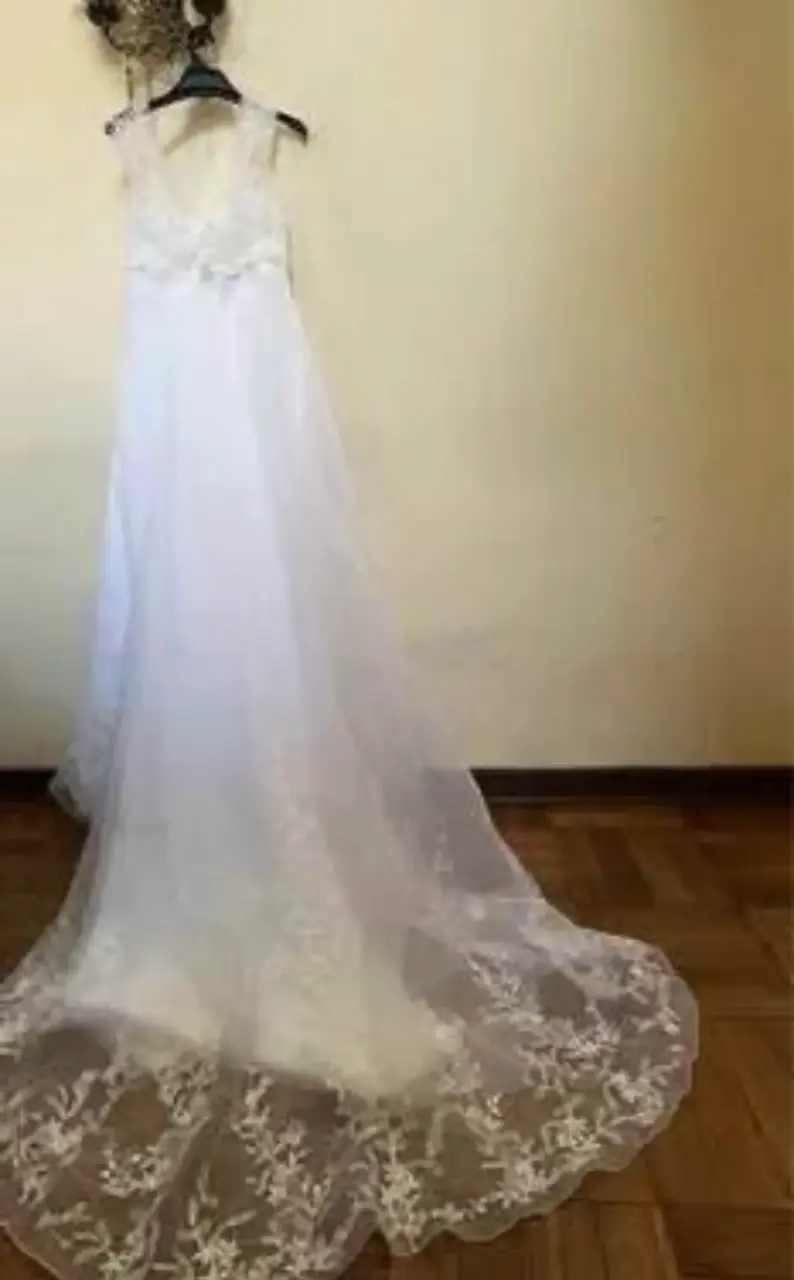 Vestido de novia blanco con encaje y cola larga - 3