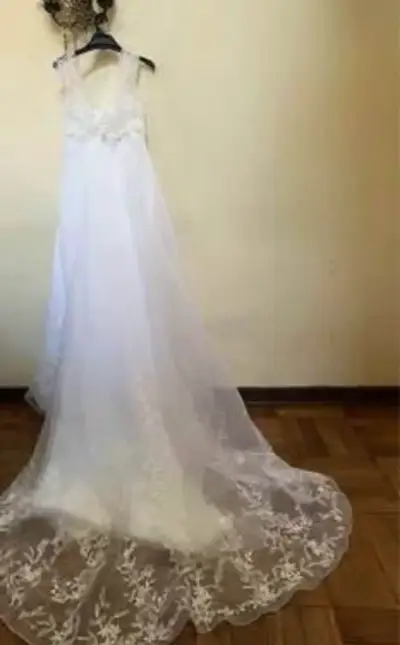 Vestido de novia blanco con encaje y cola larga - miniatura 3
