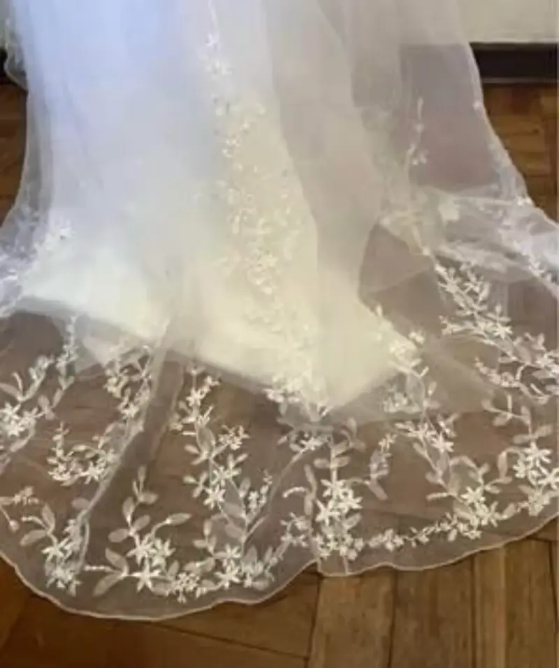 Vestido de novia blanco con encaje y cola larga - 4
