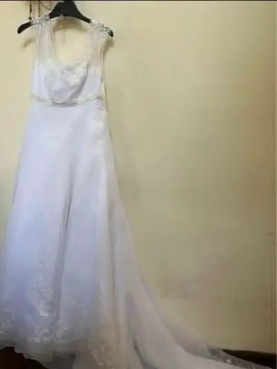 Vestido de novia blanco con encaje y cola larga - miniatura 5