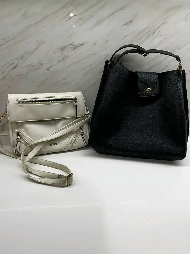 Set de carteras blancas y negras de cuero