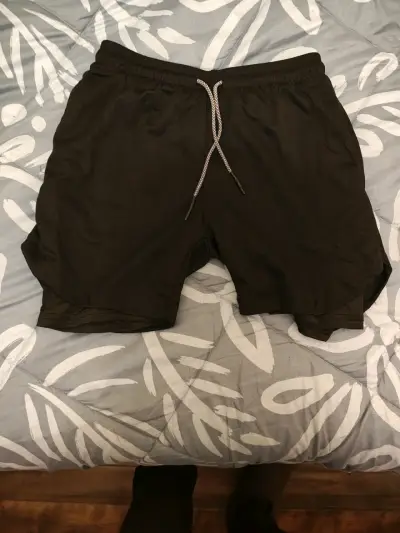 Shorts deportivos negros con bolsillo y cordón - miniatura 1