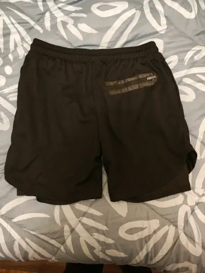 Shorts deportivos negros con bolsillo y cordón - miniatura 2