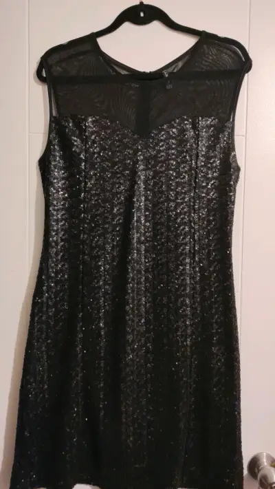 Vestido de fiesta negro con lentejuelas - miniatura 1