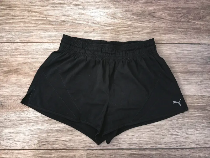 Shorts deportivos negros Puma para mujer - 1