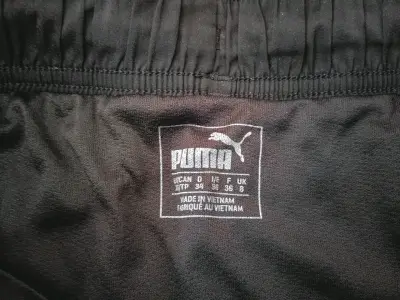 Shorts deportivos negros Puma para mujer - miniatura 2