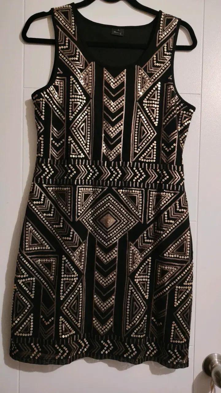Vestido negro con lentejuelas geométricas - 1