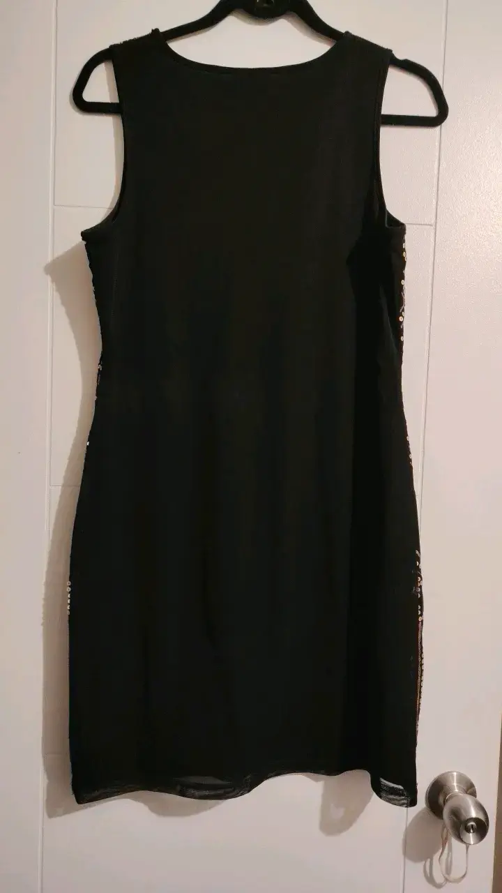Vestido negro con lentejuelas geométricas - 2