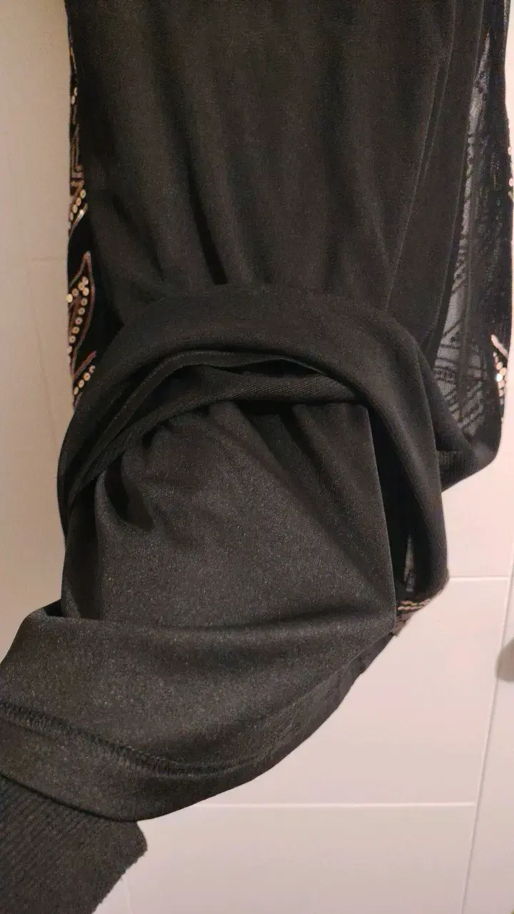 Vestido negro con lentejuelas geométricas - 3