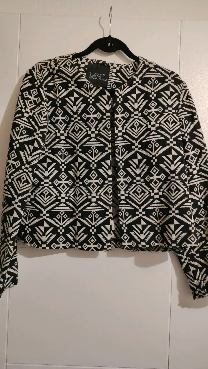 Chaqueta corta formal en beige y negro MNL - 1