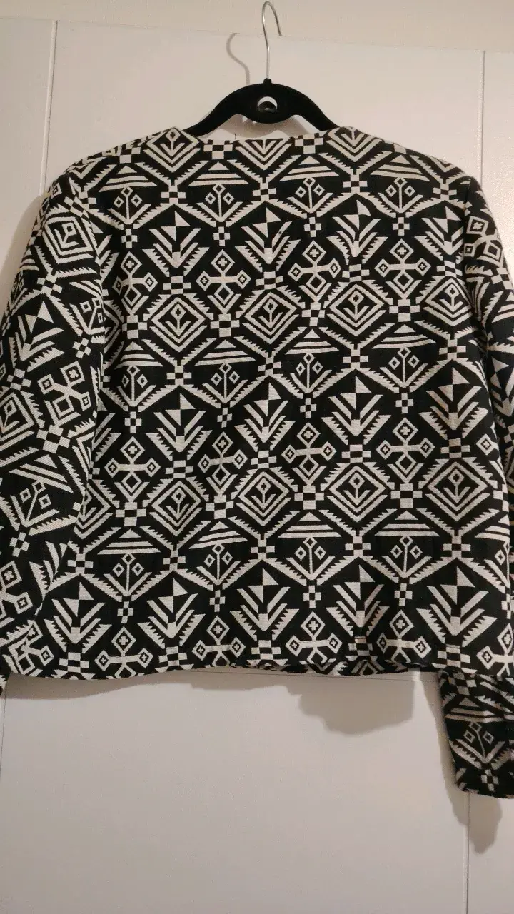 Chaqueta corta formal en beige y negro MNL - 2