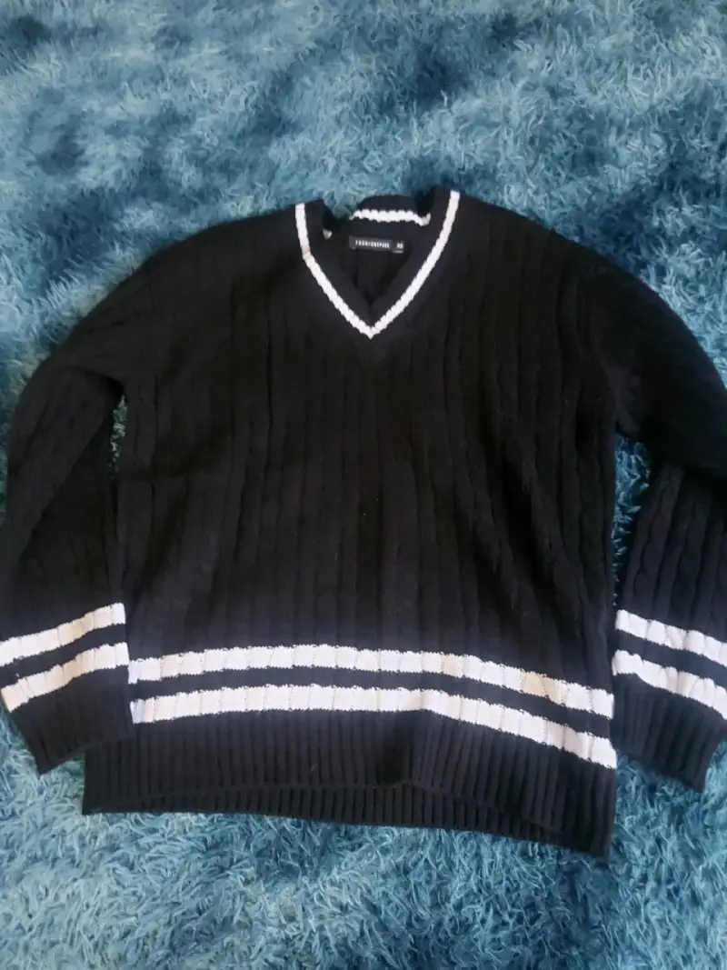 Suéter negro con rayas blancas Fashion Supreme