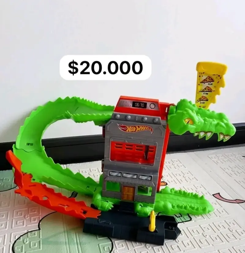 Pista de autos Hot Wheels con dragón