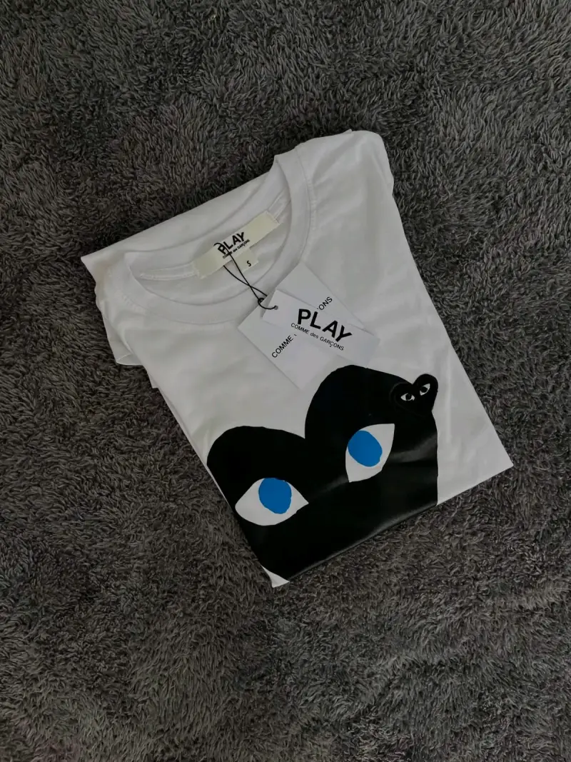 Polera blanca con diseño de corazón - 1
