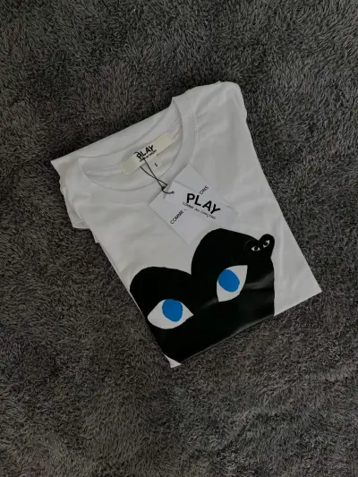 Polera blanca con diseño de corazón - miniatura 1