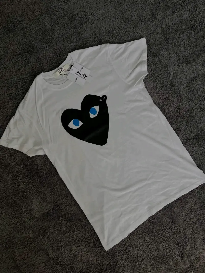 Polera blanca con diseño de corazón - 2