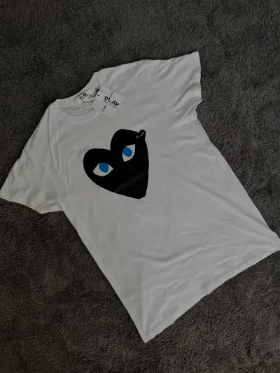 Polera blanca con diseño de corazón - miniatura 2