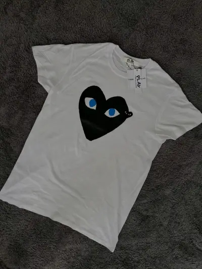 Polera blanca con diseño de corazón - miniatura 3