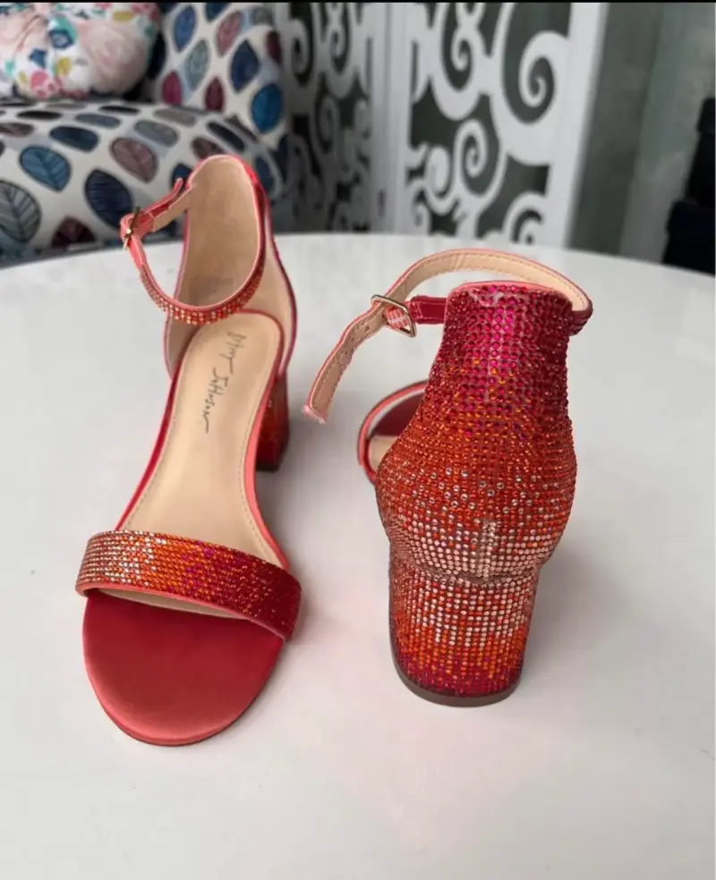 Sandalias de tacón rojo con brillantes