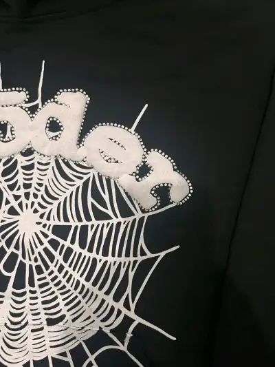 Polerón negro con diseño de telaraña - miniatura 3
