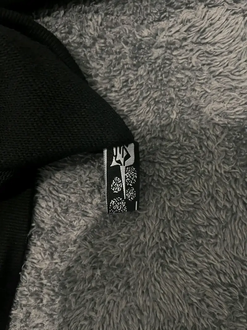 Polerón negro con diseño de telaraña - 4