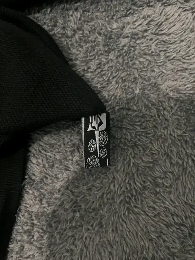 Polerón negro con diseño de telaraña - miniatura 4