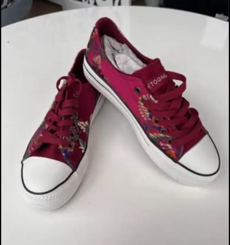 Zapatillas bordadas color burdeos para mujer