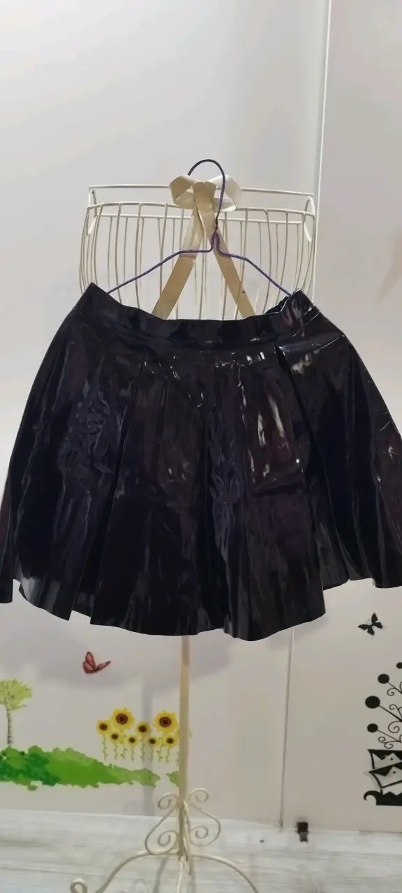 Falda negra de charol plisada - 1
