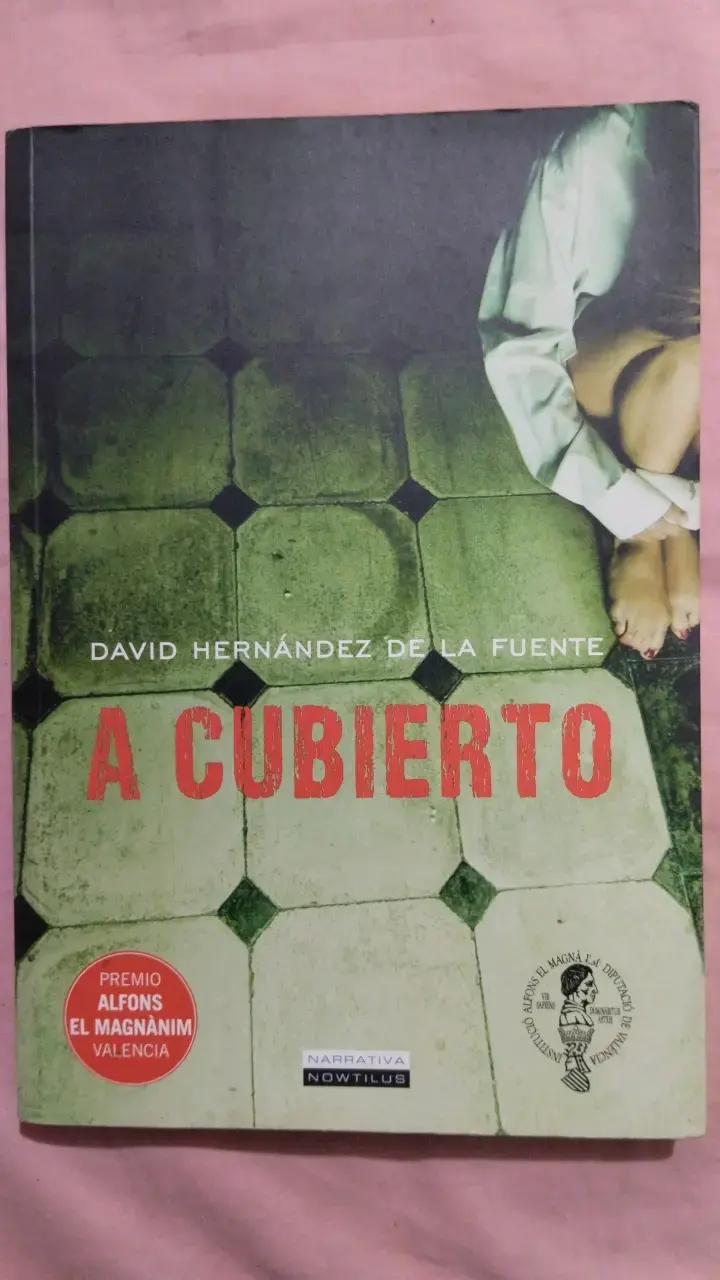 Libro 'A Cubierto' de David Hernández de la Fuente - 1